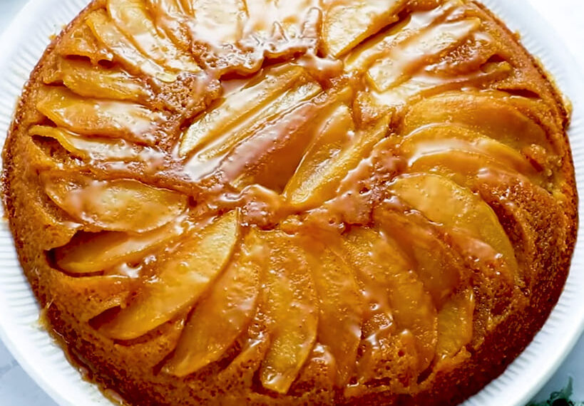 Bolo de maçã caramelizada