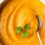 Sopa cremosa de abóbora com castanhas