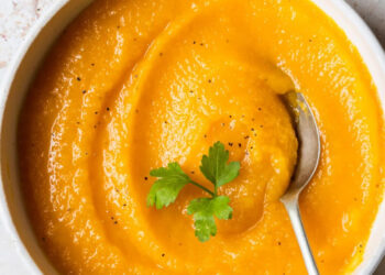 Sopa cremosa de abóbora com castanhas