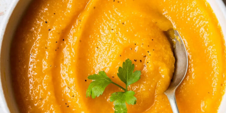 Sopa cremosa de abóbora com castanhas