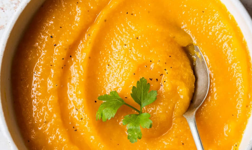 Sopa cremosa de abóbora com castanhas