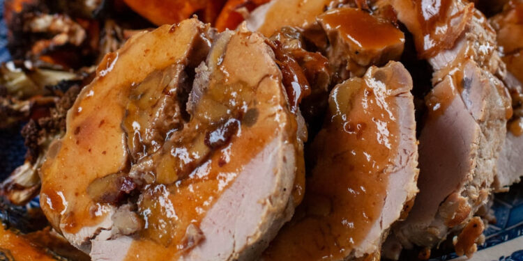 Lombo de porco recheado com castanhas e maçã