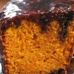 Bolo de cenoura e laranja com cobertura de chocolate quente