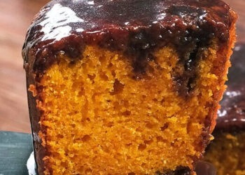 Bolo de cenoura e laranja com cobertura de chocolate quente