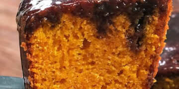 Bolo de cenoura e laranja com cobertura de chocolate quente