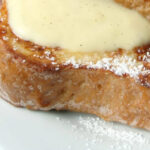 Rabanadas caramelizadas no forno com creme de baunilha