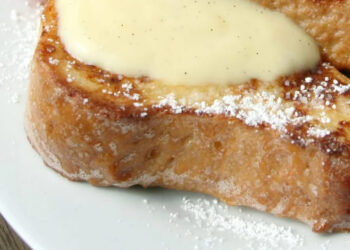 Rabanadas caramelizadas no forno com creme de baunilha