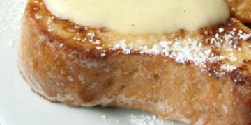 Rabanadas caramelizadas no forno com creme de baunilha