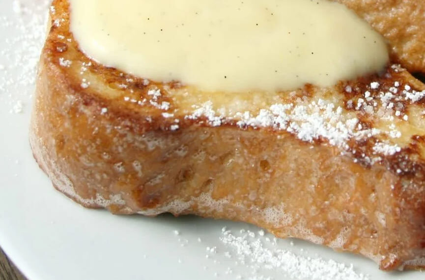 Rabanadas caramelizadas no forno com creme de baunilha