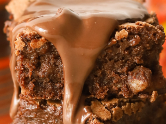 Brownie de avelã e laranja com toffee salgado