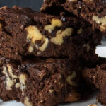 Tenha neste brownie de Natal com nozes e laranja na air fryer a sobremesa perfeita para a quadra. Húmida e irresistível, esta proposta de receita natalícia moderna vai ser sucesso garantido.