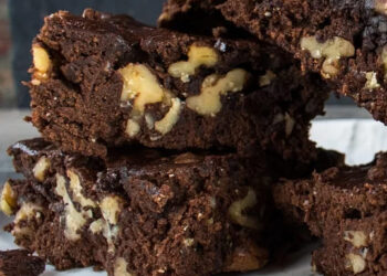 Tenha neste brownie de Natal com nozes e laranja na air fryer a sobremesa perfeita para a quadra. Húmida e irresistível, esta proposta de receita natalícia moderna vai ser sucesso garantido.