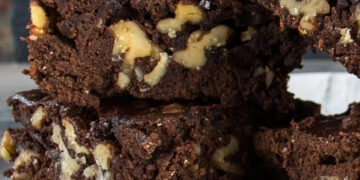 Tenha neste brownie de Natal com nozes e laranja na air fryer a sobremesa perfeita para a quadra. Húmida e irresistível, esta proposta de receita natalícia moderna vai ser sucesso garantido.