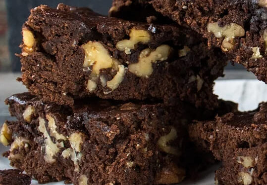 Tenha neste brownie de Natal com nozes e laranja na air fryer a sobremesa perfeita para a quadra. Húmida e irresistível, esta proposta de receita natalícia moderna vai ser sucesso garantido.