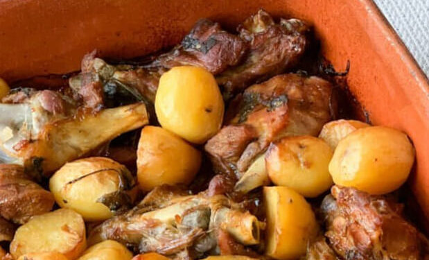 Cabrito assado à moda tradicional