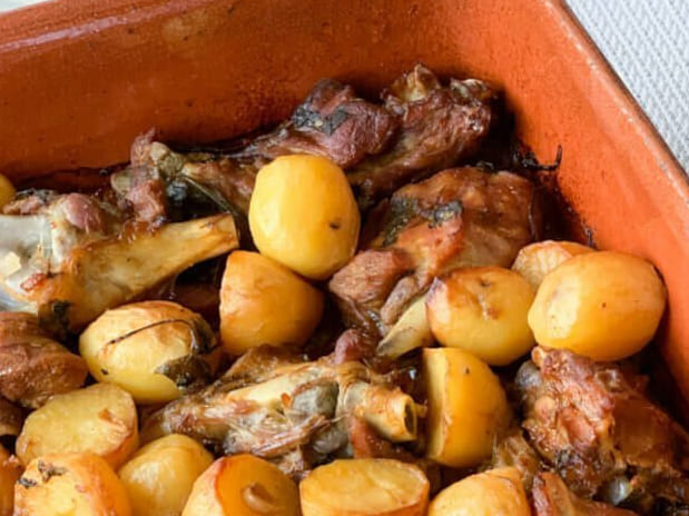 Cabrito assado à moda tradicional