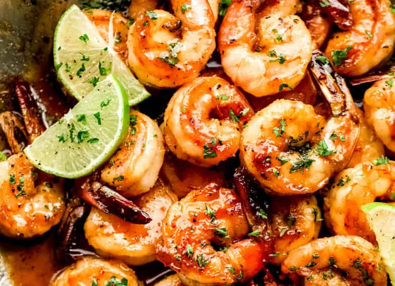 Camarões crocantes com mel picante e lima