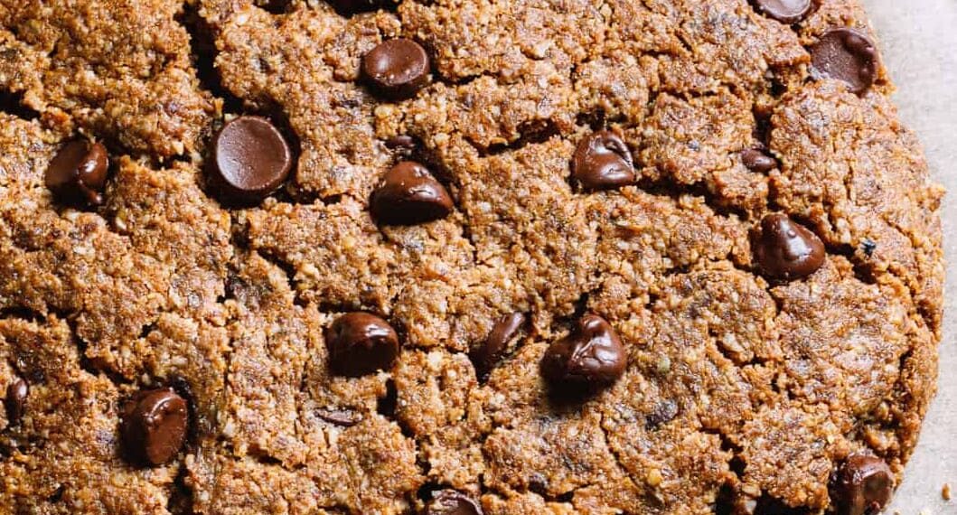 Cookie gigante na air fryer (macia por dentro, crocante por fora)