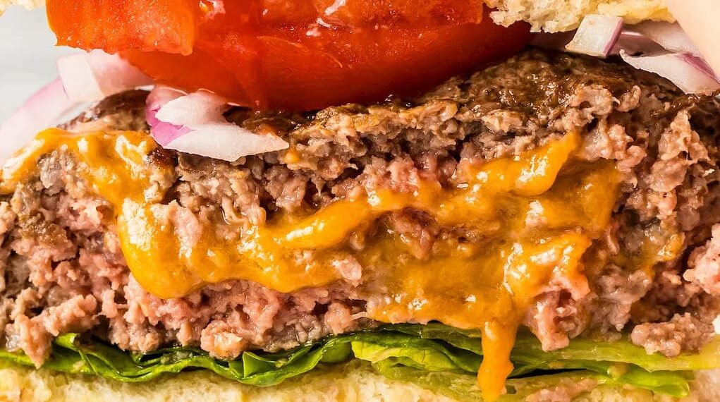 Hambúrguer recheado com queijo na air fryer (versão indulgente)