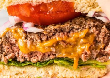 Hambúrguer recheado com queijo na air fryer (versão indulgente)