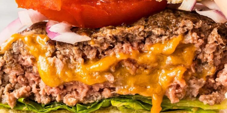 Hambúrguer recheado com queijo na air fryer (versão indulgente)