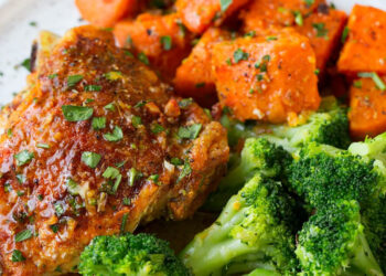 Frango assado com brócolos e batata-doce