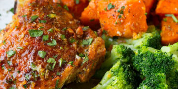 Frango assado com brócolos e batata-doce