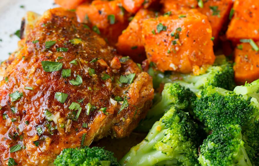 Frango assado com brócolos e batata-doce