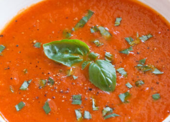 Sopa rústica de tomate e manjericão