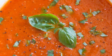 Sopa rústica de tomate e manjericão