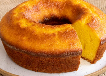 Bolo de cenoura com laranja na air fryer (húmido e cheio de aroma)