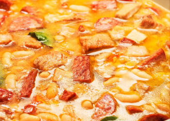 Feijoada de orelheira (rica, tradicional e cheia de sabor)