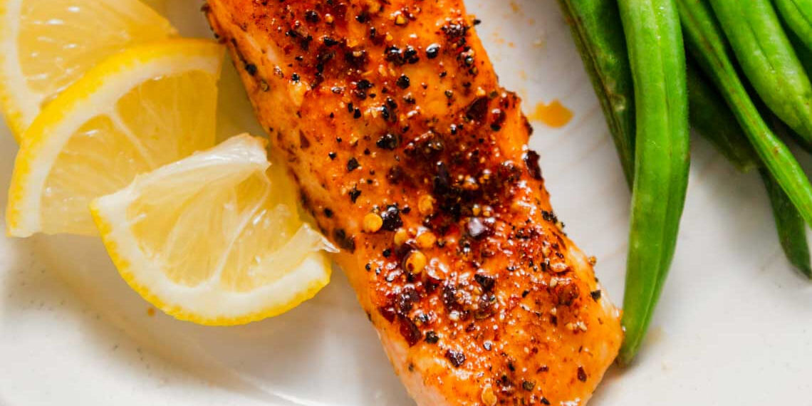 Salmão crocante com especiarias na air fryer (sem óleo)