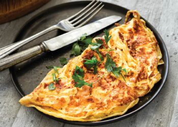 Omelete pronta em 7 minutos: o pequeno-almoço que salva a semana