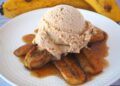 Bananas caramelizadas com canela e gelado