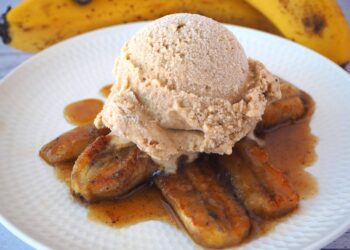 Bananas caramelizadas com canela e gelado