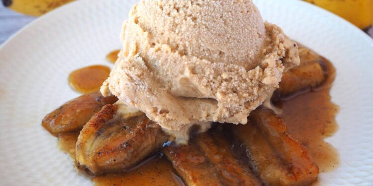 Bananas caramelizadas com canela e gelado