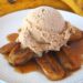 Bananas caramelizadas com canela e gelado