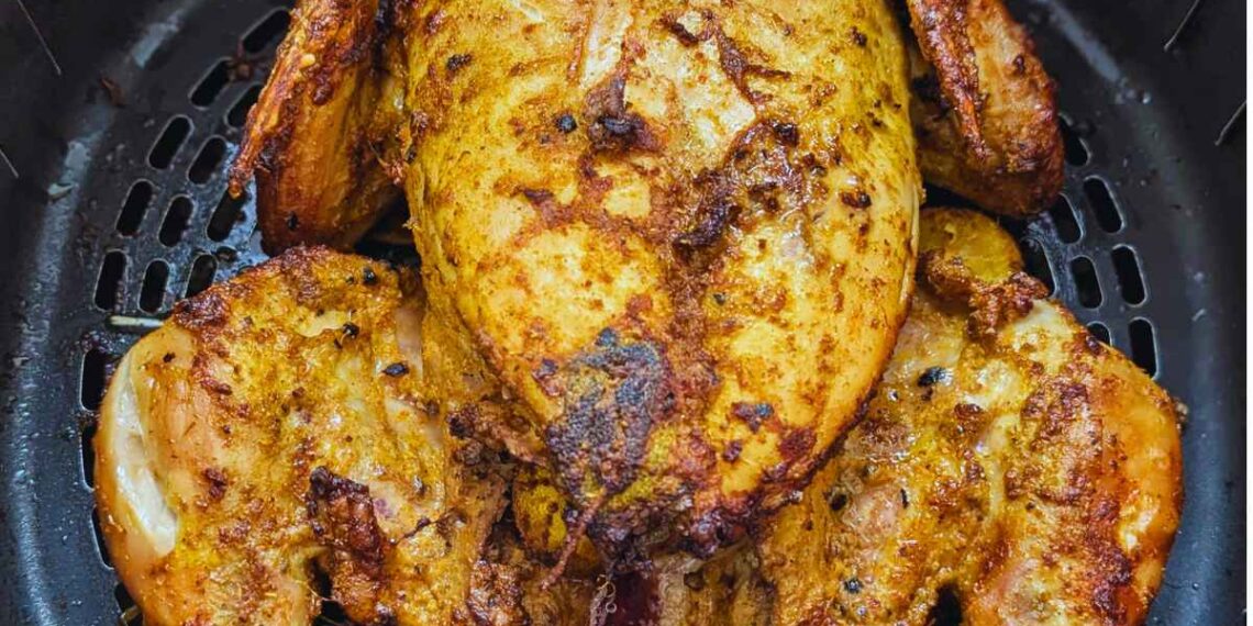 Frango assado inteiro na air fryer com limão e alecrim, dourado e suculento