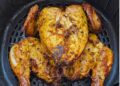 Frango assado inteiro na air fryer com limão e alecrim, dourado e suculento