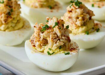 Ovos recheados com creme de bacalhau e cebolinho na fryer