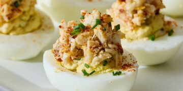 Ovos recheados com creme de bacalhau e cebolinho na fryer