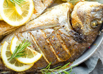 A dourada é um peixe delicado que ganha uma textura surpreendentemente suculenta na air fryer. Esta versão aposta na simplicidade: limão, alho e um fio de azeite que realçam o sabor natural do peixe sem o mascarar, tornando esta dourada na air fryer irresistível.