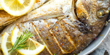 A dourada é um peixe delicado que ganha uma textura surpreendentemente suculenta na air fryer. Esta versão aposta na simplicidade: limão, alho e um fio de azeite que realçam o sabor natural do peixe sem o mascarar, tornando esta dourada na air fryer irresistível.