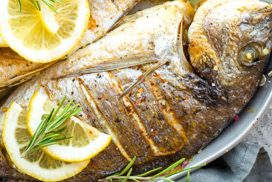 A dourada é um peixe delicado que ganha uma textura surpreendentemente suculenta na air fryer. Esta versão aposta na simplicidade: limão, alho e um fio de azeite que realçam o sabor natural do peixe sem o mascarar, tornando esta dourada na air fryer irresistível.