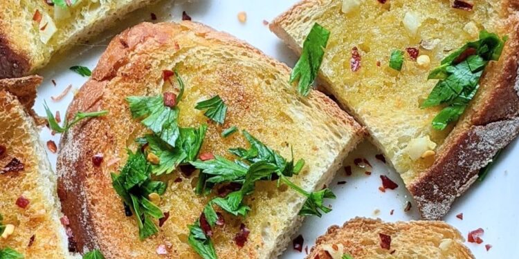 Broa tostada com alho e azeite na air fryer