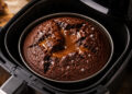 Bolo de chocolate com caramelo salgado na air fryer