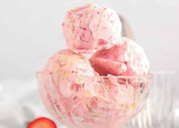 Gelado de iogurte grego com morango