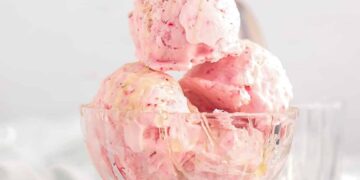 Gelado de iogurte grego com morango