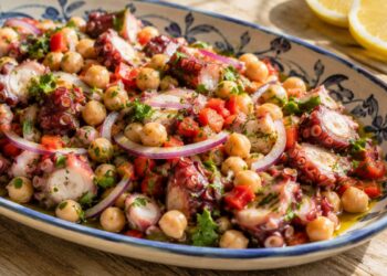 Salada de polvo com grão e coentros: a refeição fria perfeita para os dias quentes